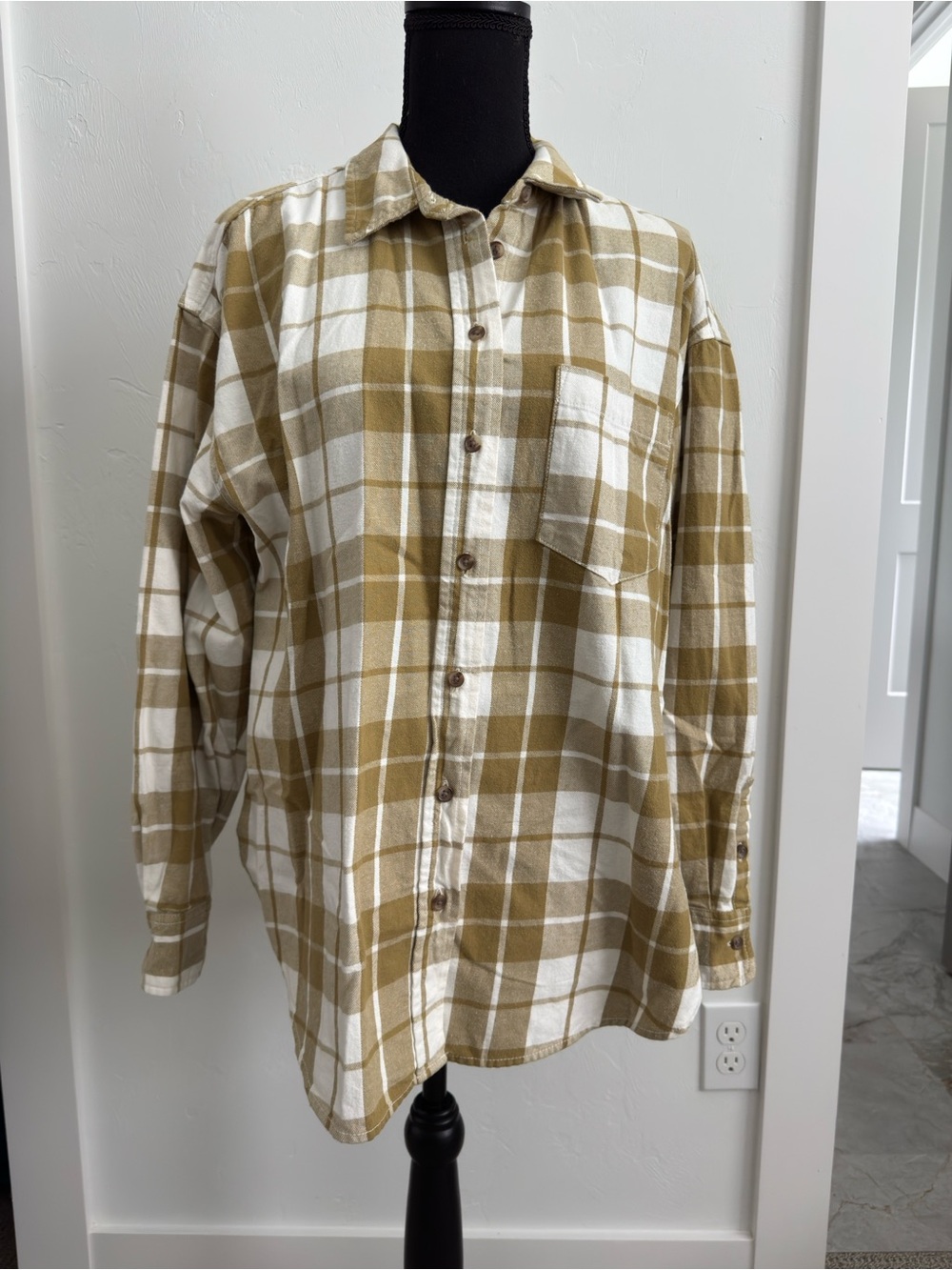 Universal Thread Cream Tan Plaid Flannel Oversized Shirt M
